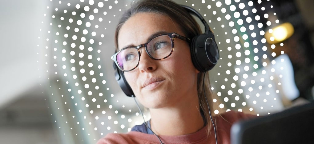 Frau mit Kopfhörer und Brille